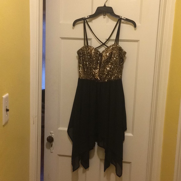 Gold & Black homecoming dress - Picture 2 of 4